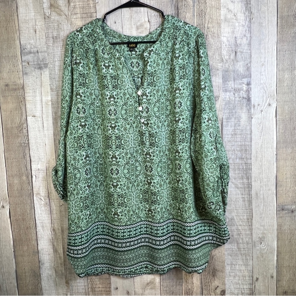 Lee Size 2X Lime Green V-Neck Top with 3 Buttons on Front with Tabbed Sl…